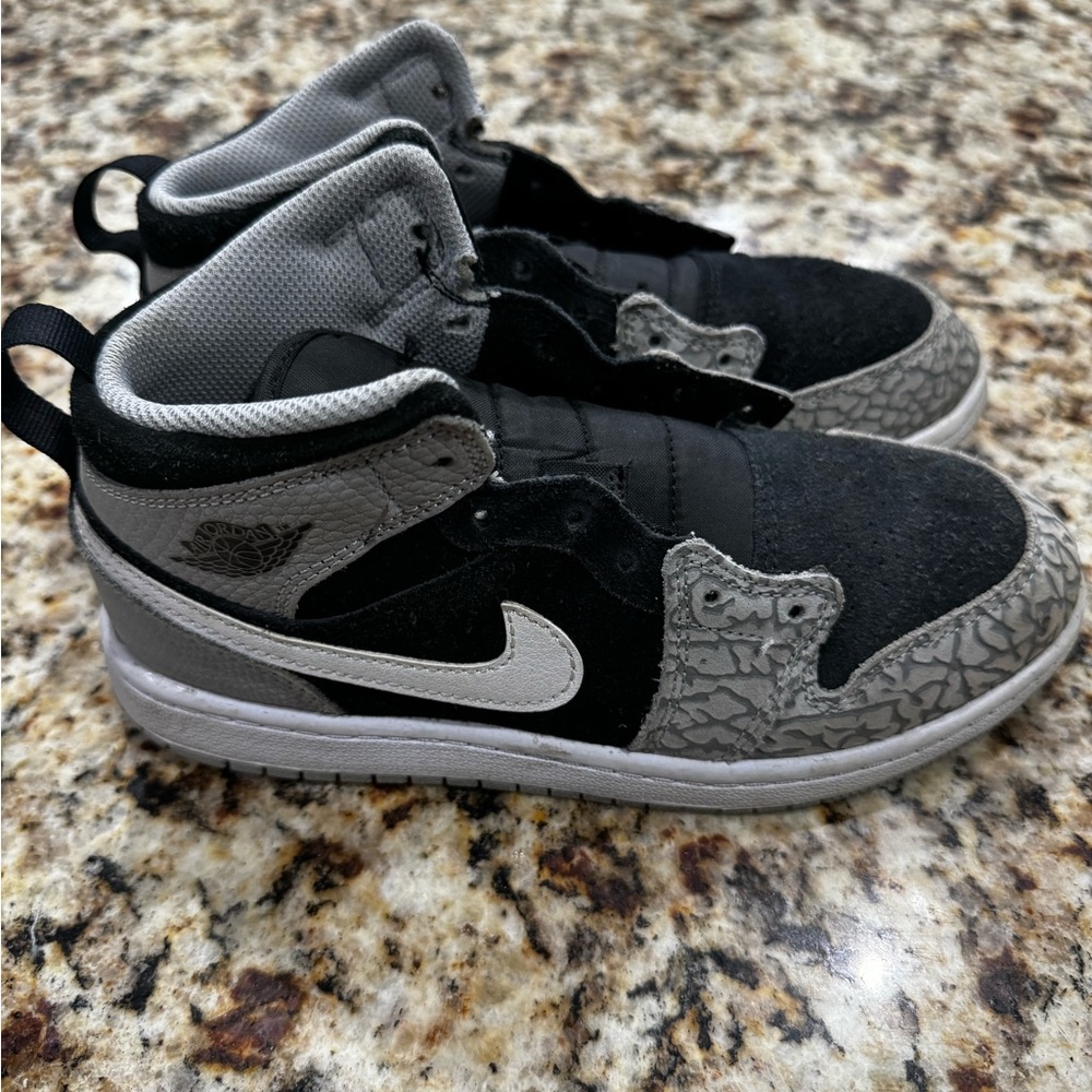 Jordan retro 1 elephant print 2.5 Y in very good condition. Please see photos